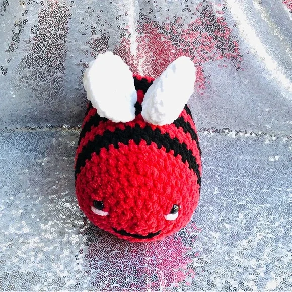 Handmade Plushie Bumblebee - Picture 4 of 15